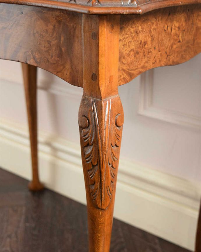 アンティークのテーブル　アンティーク家具　イギリスで見つけたアンティーク家具、装飾の美しいコーヒーテーブル。うっとりする美しさアンティークだから手に入る美しい彫。(k-2430-f)