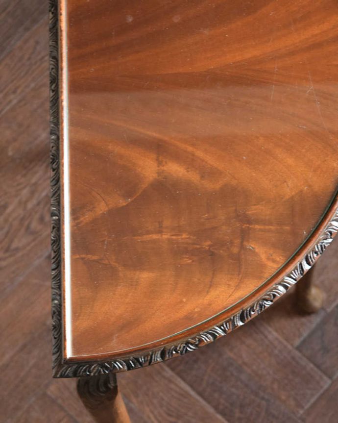 アンティークのテーブル　アンティーク家具　英国のアンティーク家具、装飾の美しい半月型のコンソールテーブル（ガラス天板）。修復には自信がありますHandleでは専門の職人が修復する際、古い塗装を剥離してキレイにお直ししています。(k-2431-f)