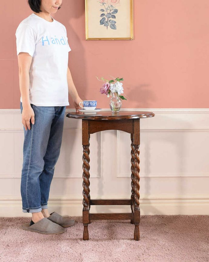 アンティークのテーブル　アンティーク家具　英国から到着したアンティーク家具、ツイスト脚のオケージョナルテーブル 。便利に使えるコンパクトサイズのテーブル「オケージョナル」とは「便利に使える」と言う意味。(k-2433-f)