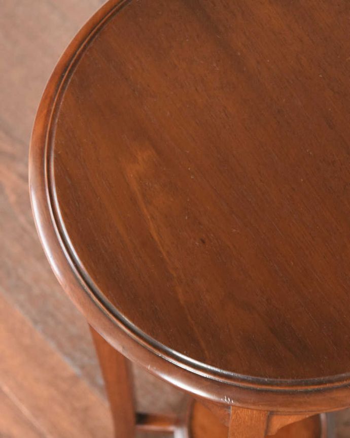 プランツスタンド・ケーキスタンド　アンティーク家具　英国輸入の美しいアンティーク家具、脚の長い優雅なプランツスタンド。近づいてみると…木目もキレイな天板。(k-2438-f)