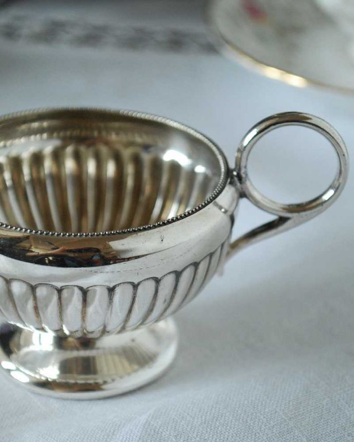 アンティーク 真鍮の雑貨　アンティーク雑貨　イギリスの銀食器、アンティークシルバーの可愛いミニピッチャー（ミルクジャグ）。お家で優雅なアフタヌーンティーを味わえるアイテムです。(k-2440-z)
