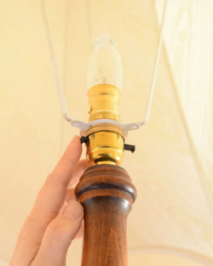 ツイストデザイン　照明・ライティング　英国輸入のスタンドライト、ツイストが美しいアンティークフロアランプ（Ｂ22シャンデリア球付）。。(k-2441-f)