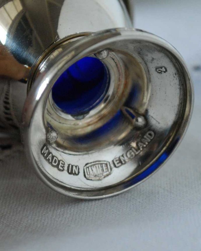 アンティーク 真鍮の雑貨　アンティーク雑貨　ブルー×シルバーのアンティーク雑貨、小物入れにぴったりな銀のボウル（シュガーポット）。中にもロゴがプリントされています。(k-2443-z)