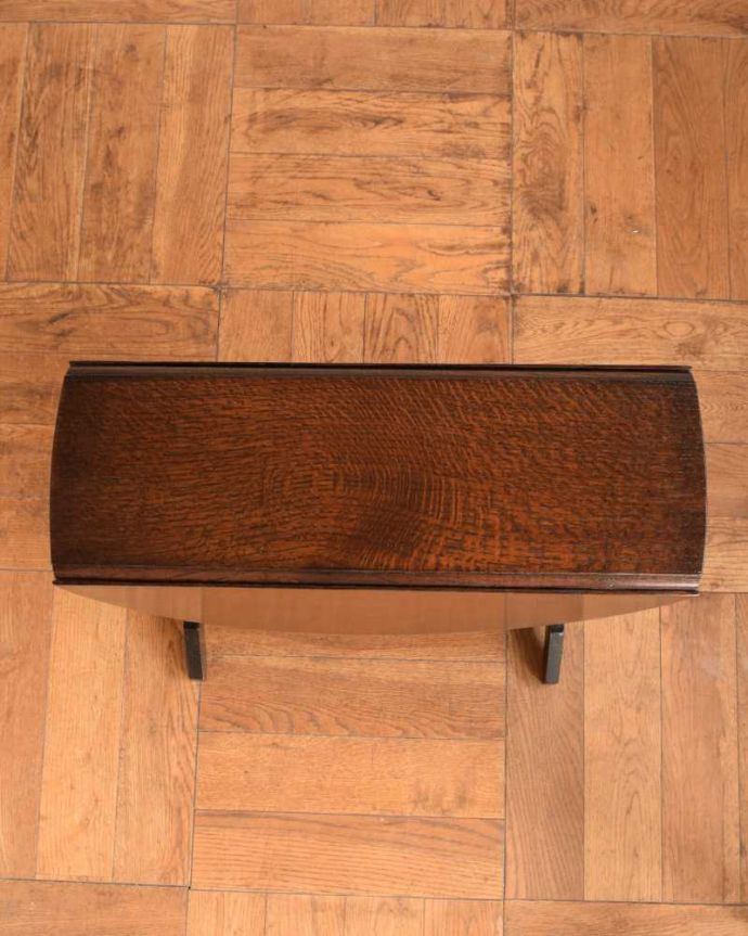 アンティークのテーブル　アンティーク家具　優雅なアンティーク英国サザーランドテーブル、伸張式のゲートレッグテーブル。畳むとこんなにスリムなサイズリーフを閉じた状態のテーブルを上から見るとこんな感じ。(k-2444-f)