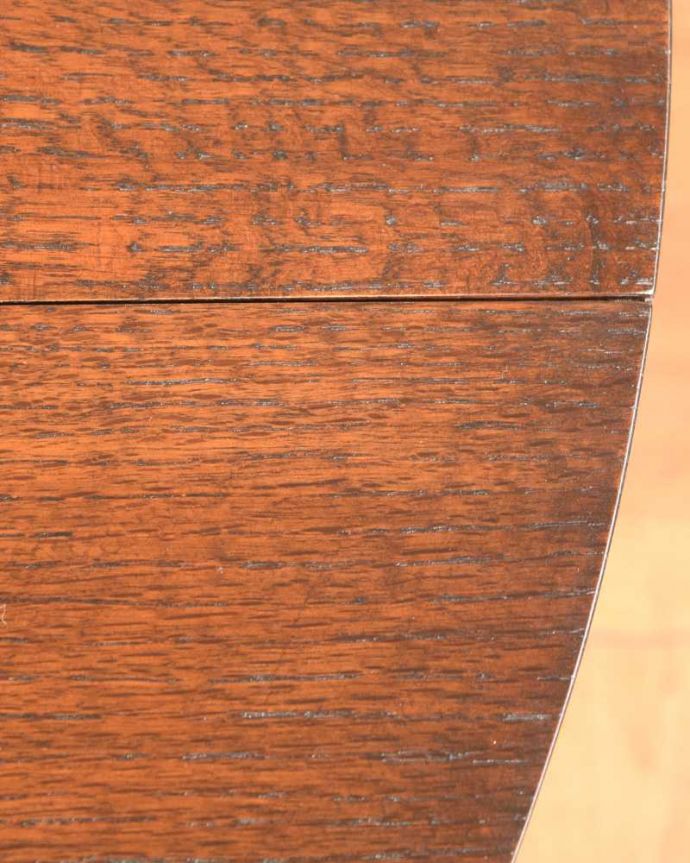 アンティークのテーブル　アンティーク家具　優雅なアンティーク英国サザーランドテーブル、伸張式のゲートレッグテーブル。近づいて見てみると･･･時間と手間暇を掛けて職人が丁寧にお直しした天板は、木目も美しいんです。(k-2444-f)