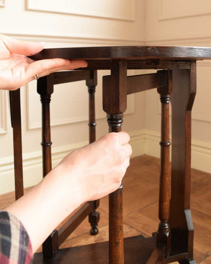 アンティークのテーブル　アンティーク家具　優雅なアンティーク英国サザーランドテーブル、伸張式のゲートレッグテーブル。脚を引き出すだけであっという間ゲートのような形をした脚のテーブル。(k-2444-f)