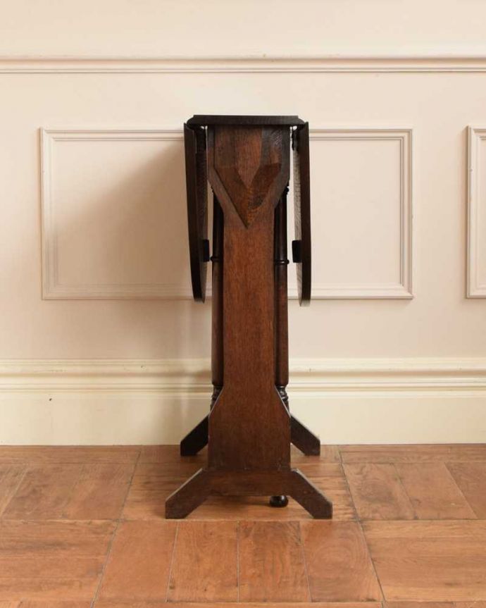 アンティークのテーブル　アンティーク家具　優雅なアンティーク英国サザーランドテーブル、伸張式のゲートレッグテーブル。意外にコンパクト昔、使わないとき壁にピタッと付けて収納出来るように作られたテーブル。(k-2444-f)