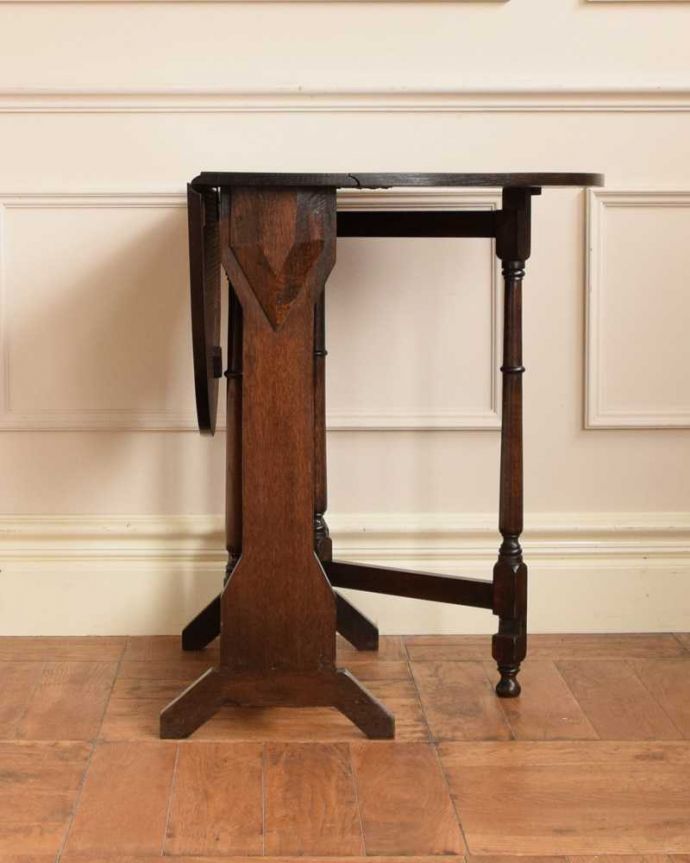 アンティークのテーブル　アンティーク家具　優雅なアンティーク英国サザーランドテーブル、伸張式のゲートレッグテーブル。片方開くと････片方のリーフを開くとこんな感じ。(k-2444-f)