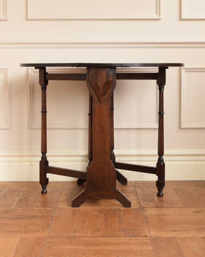 アンティークのテーブル　アンティーク家具　優雅なアンティーク英国サザーランドテーブル、伸張式のゲートレッグテーブル。両方開けば大きなサイズゲートレッグテーブルはゲートが開くように作られた脚のデザインも印象的。(k-2444-f)