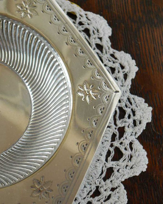 アンティーク 真鍮の雑貨　アンティーク雑貨　豪華な英国銀雑貨、装飾がたっぷり入った６角形のアンティークシルバートレイ。繊細で美しい装飾がたっぷり入っています。(k-2444-z)