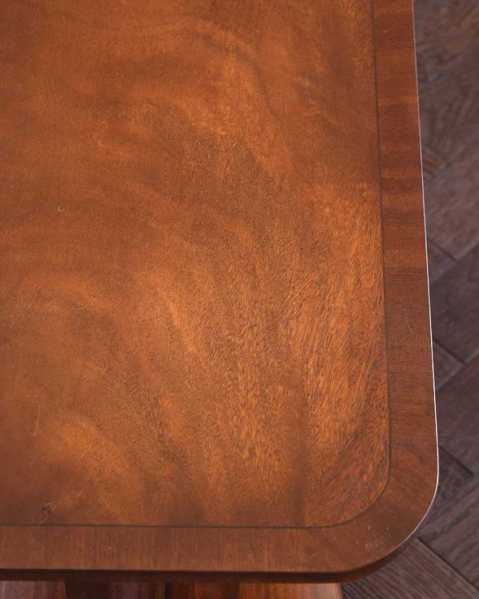 アンティークのテーブル　アンティーク家具　バンブーデザインもお洒落なマガジンラック付きのアンティークコーヒーテーブル。天板を近づいてみると…アンティークだから手に入れることが出来る天板に使われている銘木の美しさにうっとりです。(k-2445-f)