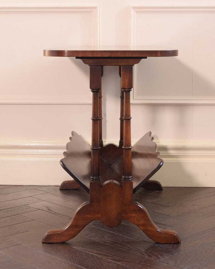 アンティークのテーブル　アンティーク家具　バンブーデザインもお洒落なマガジンラック付きのアンティークコーヒーテーブル。クルッと回転。(k-2445-f)