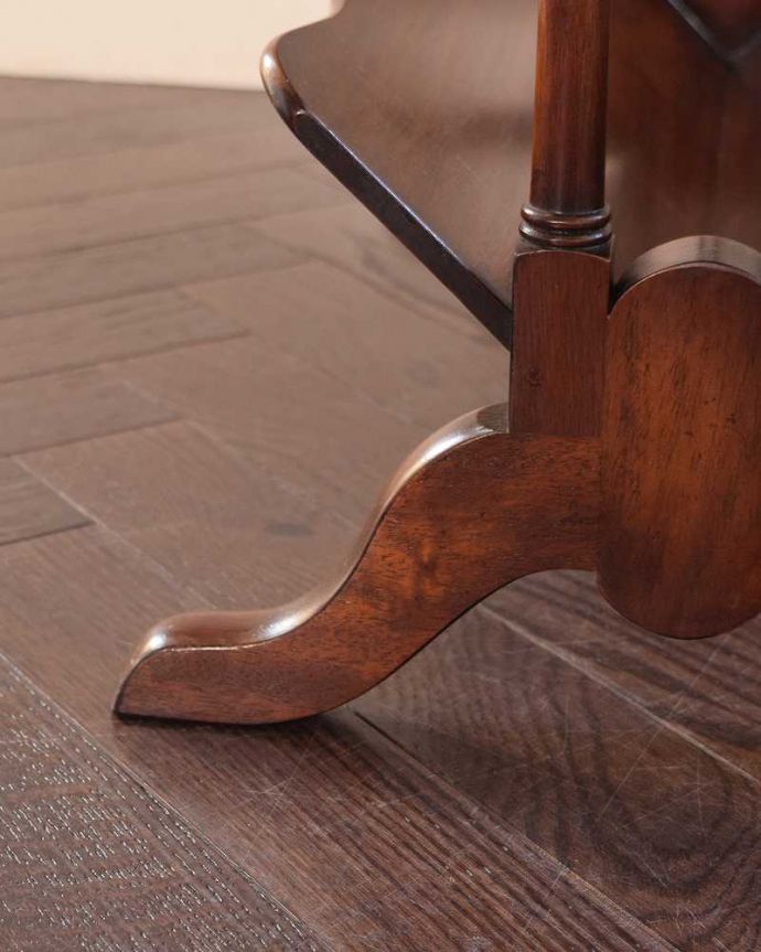 アンティークのテーブル　アンティーク家具　バンブーデザインもお洒落なマガジンラック付きのアンティークコーヒーテーブル。持ち上げなくても移動できます！Handleのアンティークは、脚の裏にフェルトキーパーをお付けしていますので、床を滑らせてれば移動が簡単です。(k-2445-f)