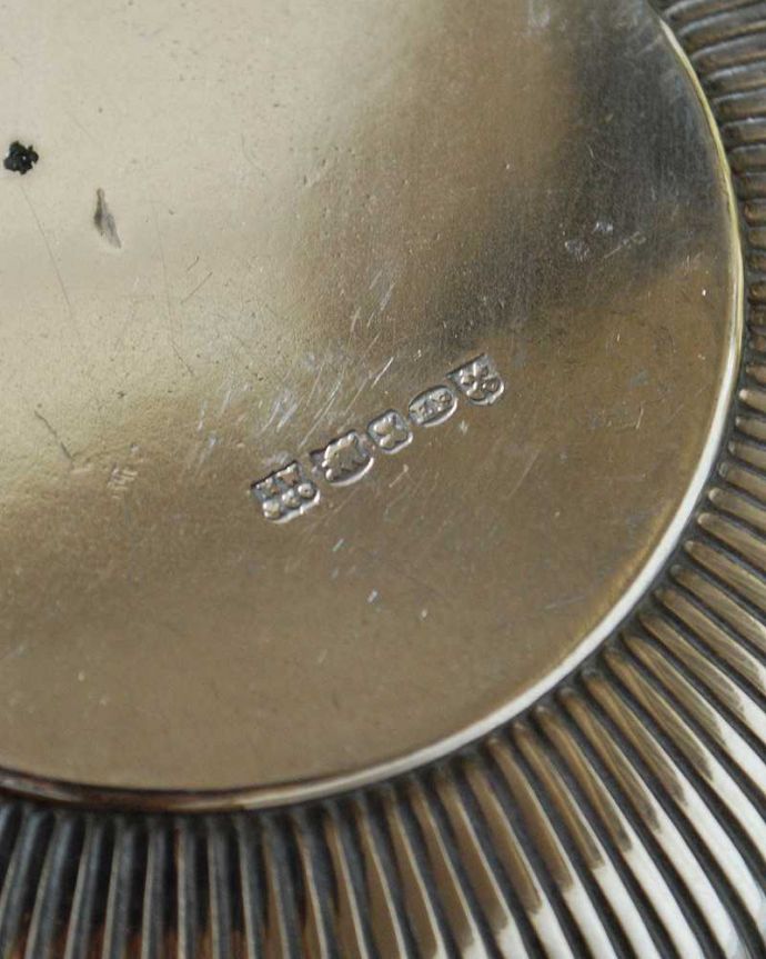 アンティーク シルバー製　アンティーク雑貨　英国輸入のアンティーク銀雑貨、シンプルで使いやすいシルバープレート（プレート）。裏側には品質の証刻印が入っています。(k-2445-z)