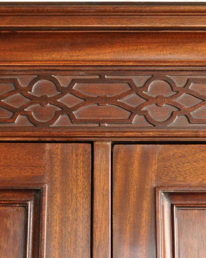 ワードローブ　アンティーク家具　アンティーク英国輸入家具、美しい彫刻が素敵なホールローブ（ワードローブ）。扉を彩る装飾やっぱり魅力は扉の装飾。(k-2446-f)