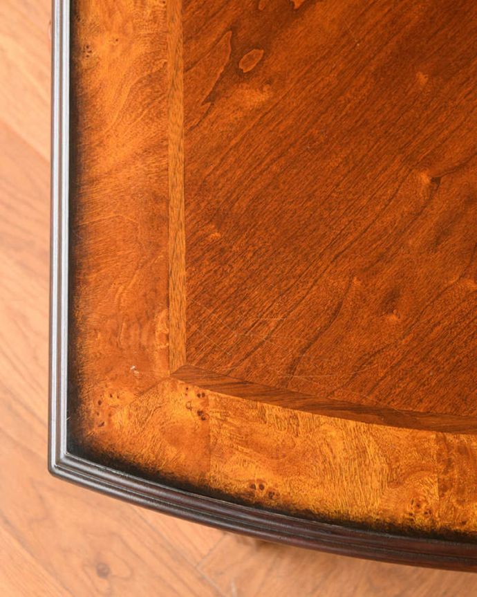 アンティークのテーブル　アンティーク家具　英国で出会っためずらしい家具、アンティークの遊べちゃうフットボールテーブル。天板を近づいてみると…アンティークだから手に入れることが出来る天板に使われている銘木の美しさにうっとりです。(k-2447-f)
