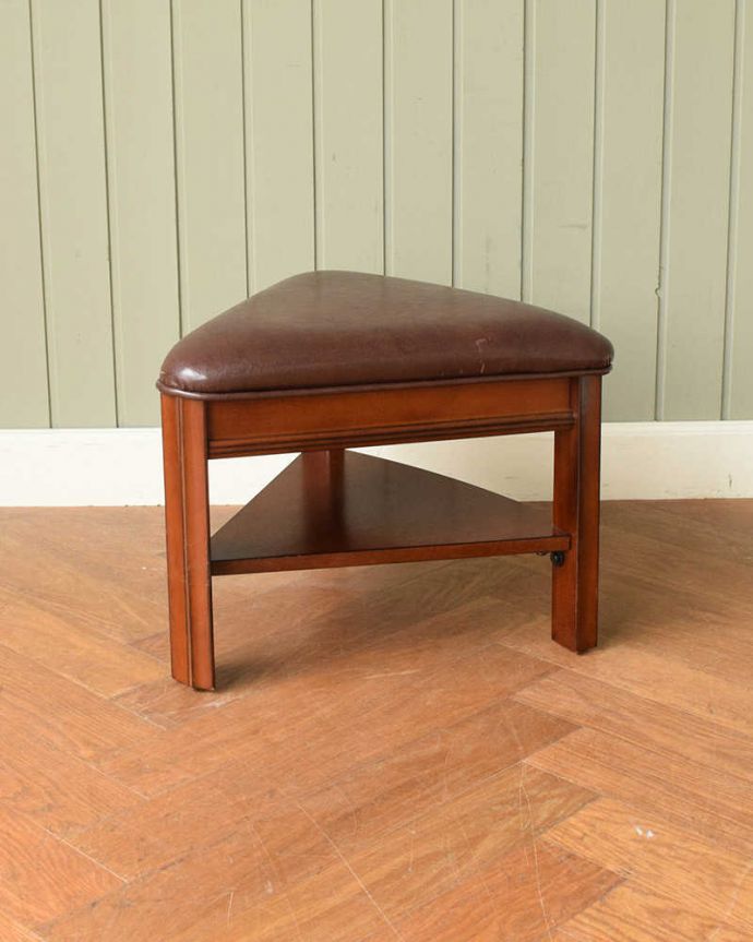 アンティークのテーブル　アンティーク家具　英国で出会っためずらしい家具、アンティークの遊べちゃうフットボールテーブル。チェアが2脚セットになってます三角の座面の可愛いチェアも2脚セットでお届けします。(k-2447-f)