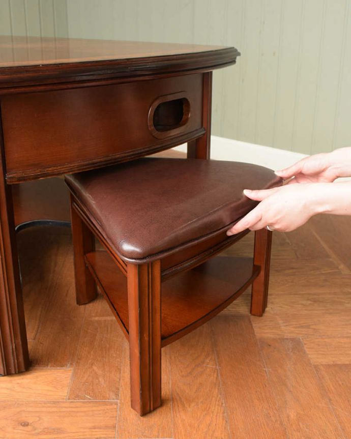 アンティークのテーブル　アンティーク家具　英国で出会っためずらしい家具、アンティークの遊べちゃうフットボールテーブル。テーブルの下に収納できます2人分のチェアがテーブルの下にキレイに収まるのでとっても便利。(k-2447-f)