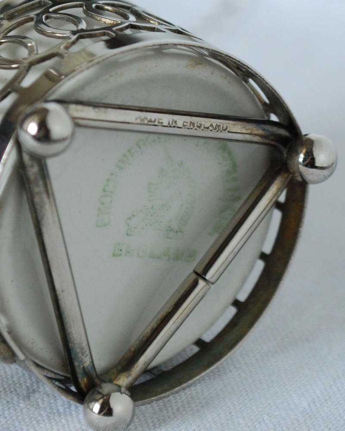 アンティーク 真鍮の雑貨　アンティーク雑貨　英国の銀雑貨、透かし彫りが美しいマグカップ（アンティークシルバー）。ロゴがプリントされています。(k-2447-z)