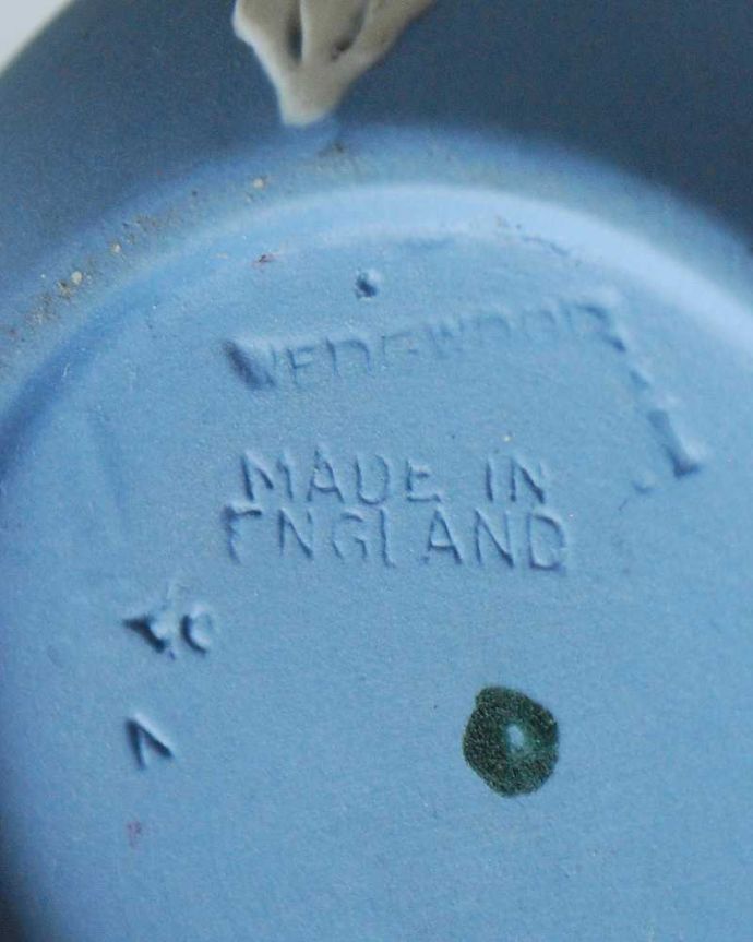 アンティーク 陶磁器の雑貨　アンティーク雑貨　ブルーのアンティークジャスパーウェア、Wedgwoodの１輪挿し（天使）。裏側には品質の証ひっくり返して見ると、ウェッジウッドのマークを見つけることが出来ます。(k-2457-z)