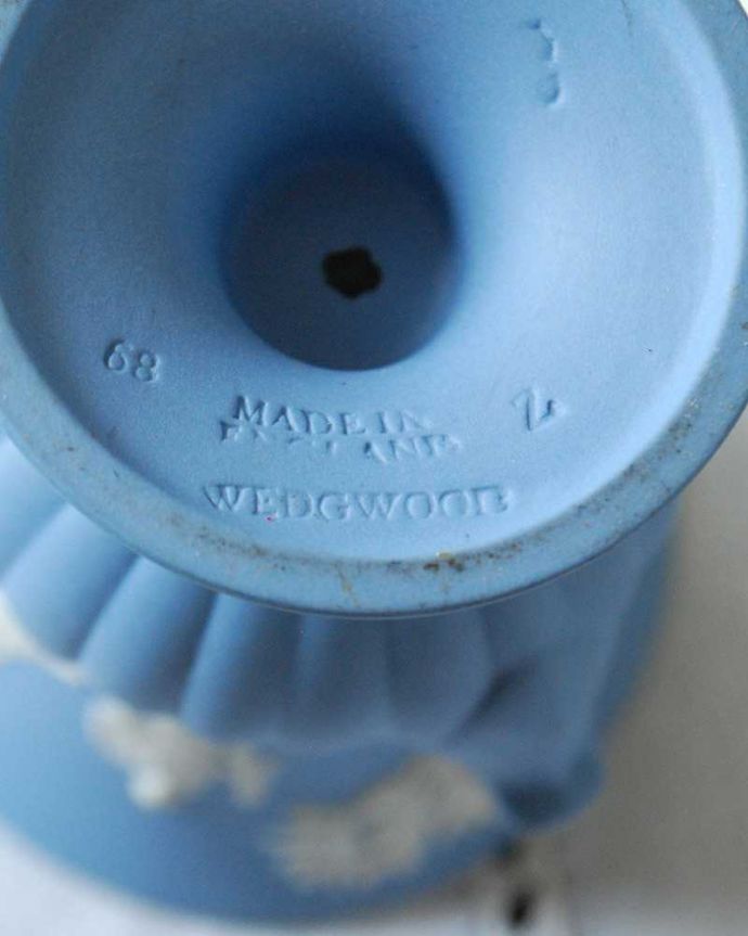 アンティーク 陶磁器の雑貨　アンティーク雑貨　レリーフが美しいジャスパーウェアのベース、イギリスアンティークのウェッジウッド（ブルー）。裏側には品質の証ひっくり返して見ると、ウェッジウッドのマークを見つけることが出来ます。(k-2463-z)
