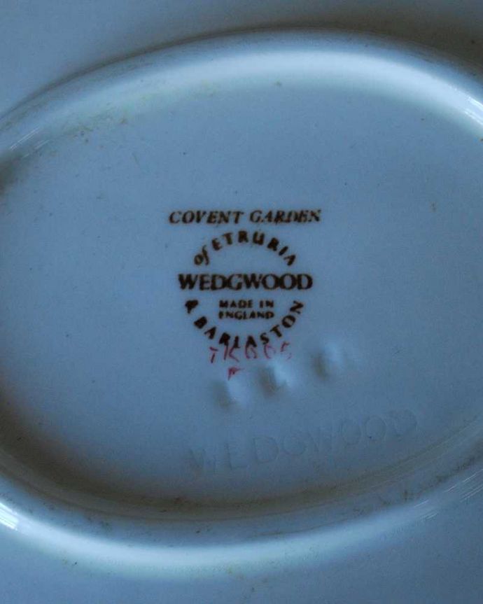 アンティーク 陶磁器の雑貨　アンティーク雑貨　食卓を華やかに彩る、ウェッジウッドのアンティークソースピッチャー。ロゴがプリントされています。(k-2470-z)