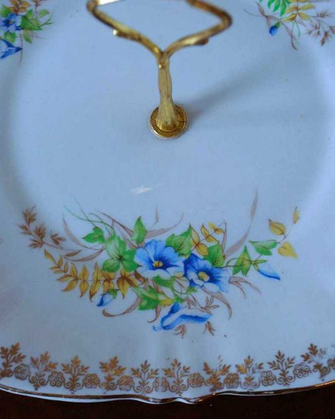 アンティーク 陶磁器の雑貨　アンティーク雑貨　お花柄が可愛い、ゴールドの持ち手のアンティークコンポート（ケーキスタンド）。英国式アフタヌーンティーを楽しむアイテム英国の本格的なアフタヌーンティーをご自宅で気軽に楽しんでいただけます。(k-2478-z)