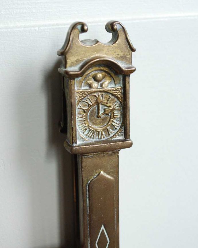 アンティーク 真鍮の雑貨　アンティーク雑貨　英国からのアンティーク雑貨、真鍮ドアノッカー（壁掛け時計）。真鍮製なので、使っていくごとに味わい深い色合いに変化していきます。(k-2480-z)