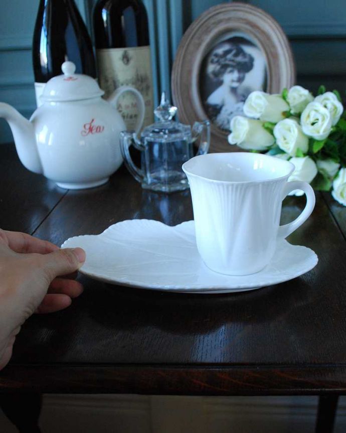 シェ―リー窯　アンティーク雑貨　上品なホワイトがテーブルで映える、アンティークのカップ＆ソーサー（Shelley/シェリー）。お茶の時間をもっと優雅に･･･眺めているだけじゃもったいないので、実用的に使って下さい。(k-2483-z)