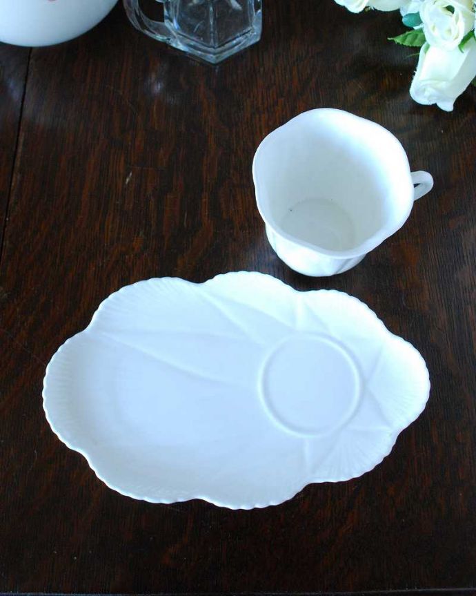 シェ―リー窯　アンティーク雑貨　上品なホワイトがテーブルで映える、アンティークのカップ＆ソーサー（Shelley/シェリー）。アンティークは新品ではありませんので、多少のキズ・汚れがある場合があります。(k-2483-z)