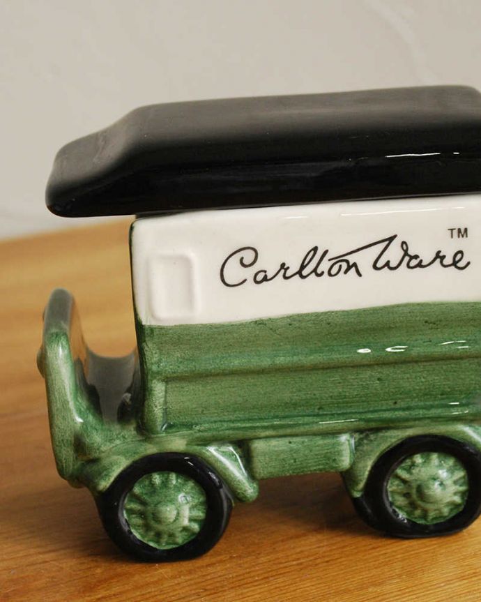 アンティーク 陶磁器の雑貨　アンティーク雑貨　カールトンウェア社の小物入れ（グリーンの車）。優しい色使いです。(k-2484-z)