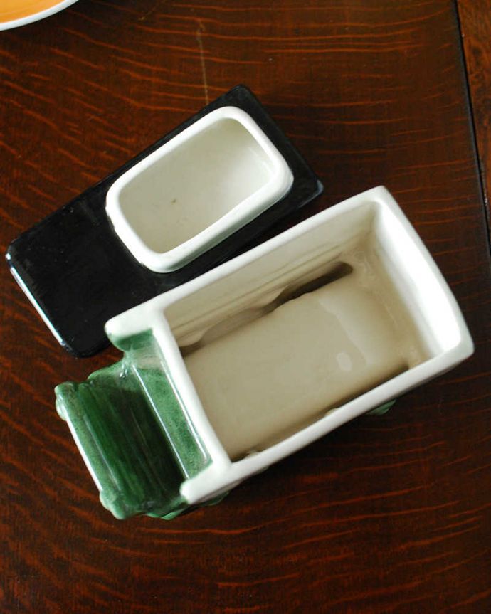 アンティーク 陶磁器の雑貨　アンティーク雑貨　カールトンウェア社の小物入れ（グリーンの車）。アンティークなので多少のキズ・汚れがある場合があります。(k-2484-z)