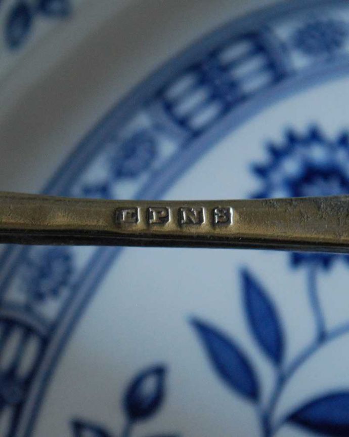 アンティーク 真鍮の雑貨　アンティーク雑貨　英国アンティークの銀食器、シルバープレートのスプーン。ロゴがあります。(k-2486-z)