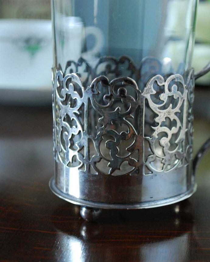 アンティーク 真鍮の雑貨　アンティーク雑貨　英国の銀雑貨、透かし彫りが美しいグラス（アンティークシルバー）。華やかで、上品な輝きです。(k-2490-z)