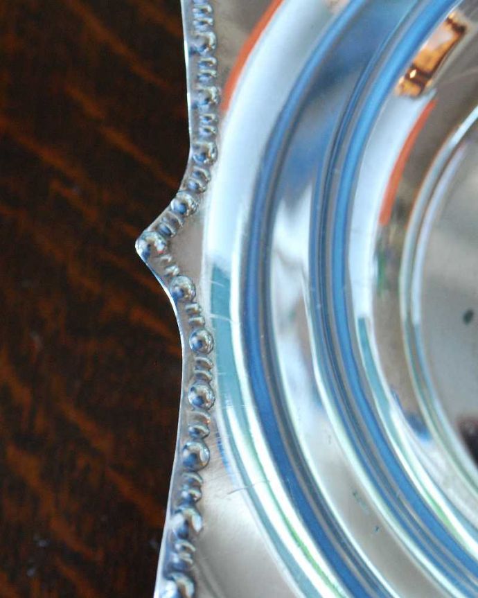 アンティーク シルバー製　アンティーク雑貨　上品なイギリス輸入の銀雑貨、アンティークシルバーのプレート(トレイ) 。繊細で美しい装飾がたっぷり入っています。(k-2496-z)