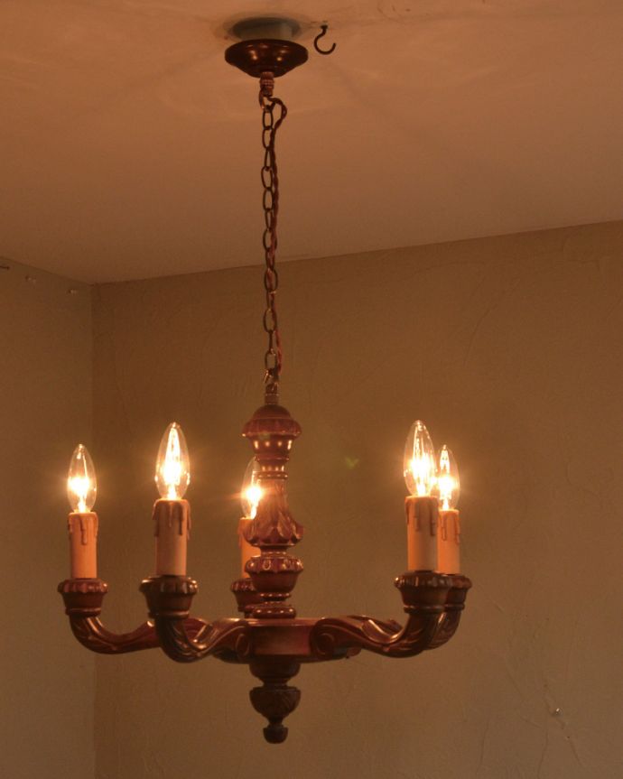 シャンデリア　照明・ライティング　英国アンティークの照明、素敵な木製シャンデリア（5灯）（Ｅ17シャンデリア球付）。。(k-2504-z)
