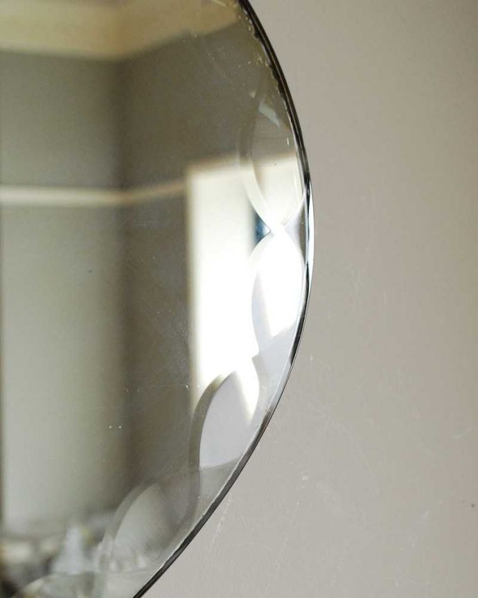 アンティーク ミラー（鏡）　アンティーク雑貨　縁どりのカッティングが綺麗な横長のアンティークミラー（壁掛け鏡）。アンティークでしか手に入らないキラキラ感キラッと輝く美しい面取りがデザインになっているアンティークのミラー。(k-2512-z)