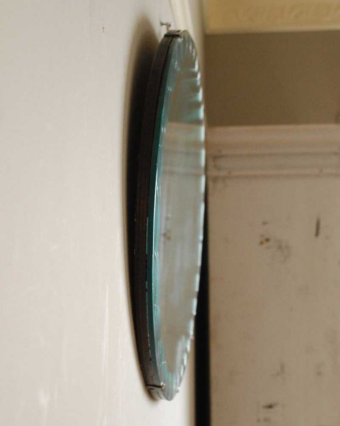 アンティーク ミラー（鏡）　アンティーク雑貨　縁どりのカッティングが綺麗な横長のアンティークミラー（壁掛け鏡）。厚みが違いますアンティークなので多少のキズ・汚れがある場合がありますがキレイなものを買い付けてきました。(k-2512-z)
