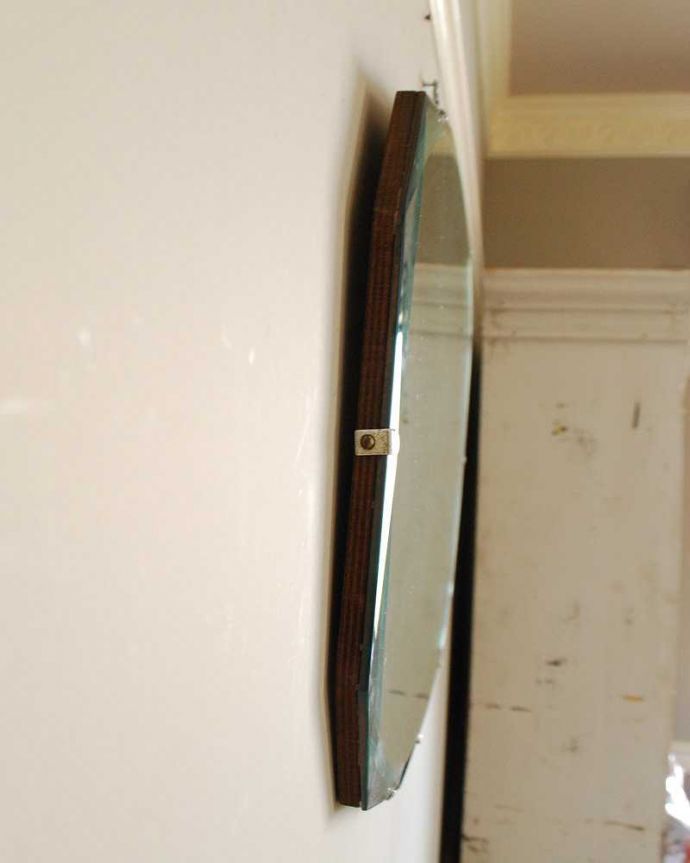 アンティーク ミラー（鏡）　アンティーク雑貨　厚みのあるミラーとカッティングが美しい横長のアンティークミラー（壁掛け鏡）。厚みが違いますアンティークなので多少のキズ・汚れがある場合がありますがキレイなものを買い付けてきました。(k-2519-z)