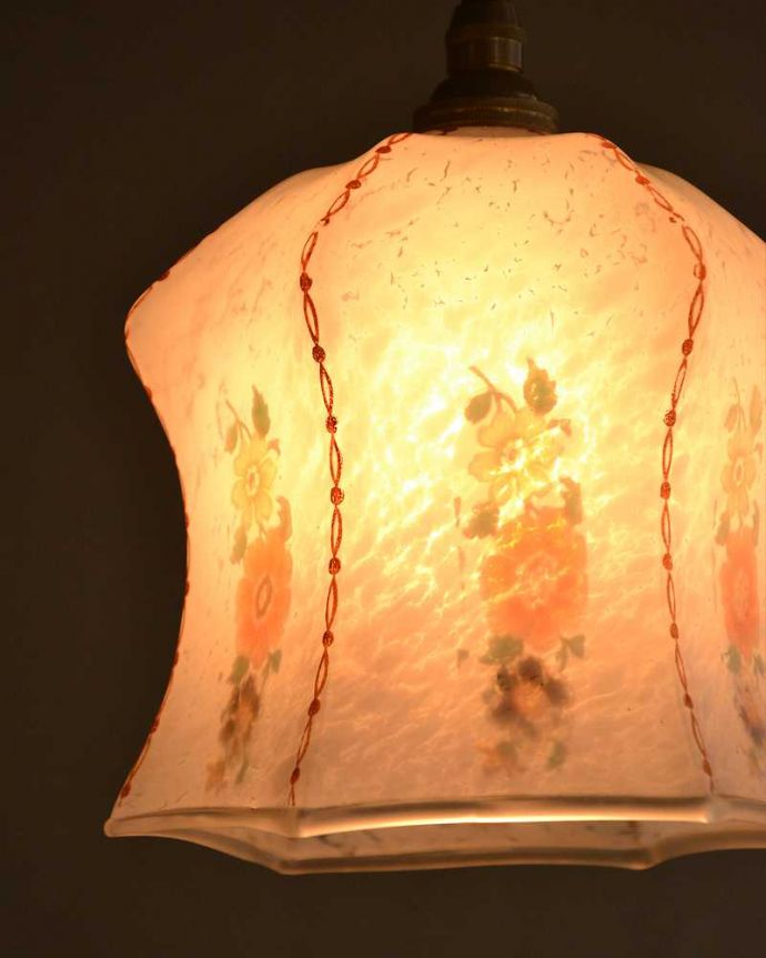 ペンダントライト　照明・ライティング　可愛いお花の模様がふんわり浮かび上がるアンティークのペンダントライト（コード・シャンデリア電球・ギャラリーなし）。。(k-2520-z)