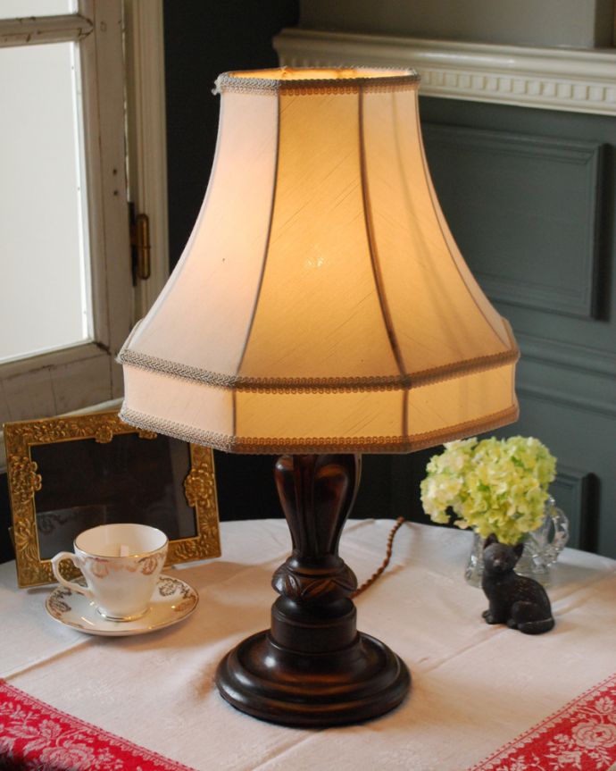 スタンドライト　照明・ライティング　英国のアンティーク照明、木製スタンドのテーブルランプ(１灯)（E17シャンデリア球付）。。(k-2521-z)