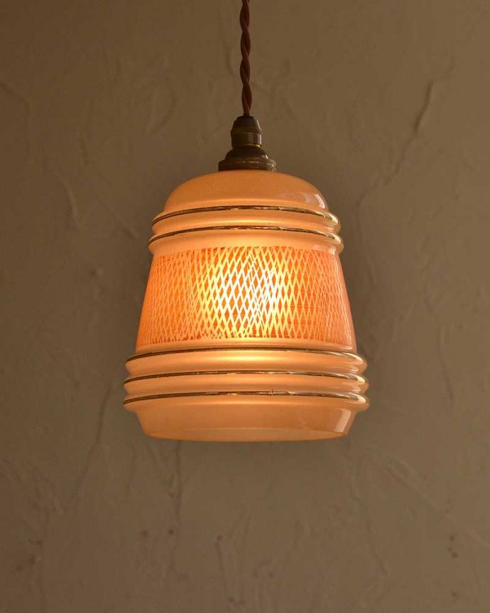 ペンダントライト　照明・ライティング　灯りをつけると浮かぶ模様がオシャレなアンティークペンダントライトコード・シャンデリア電球・ギャラリーなし）。。(k-2532-z)