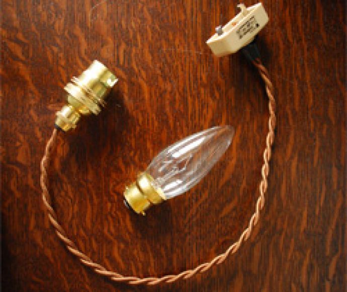 ペンダントライト　照明・ライティング　灯りをつけると浮かぶ模様がオシャレなアンティークペンダントライトコード・シャンデリア電球・ギャラリーなし）。すぐに取り付けOKガラスシェード、コード、電球1個を全てセットでお届けするので届いてすぐに取り付け出来ます。(k-2532-z)