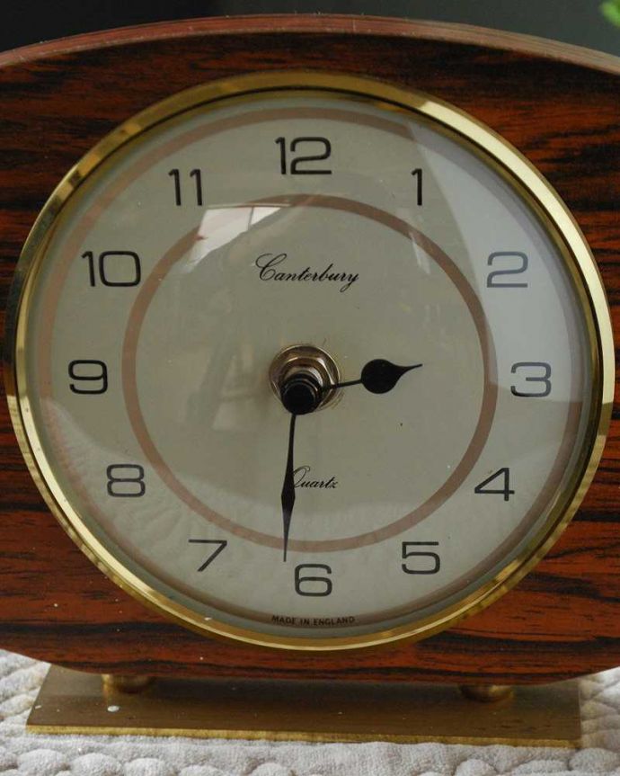 アンティーク その他の雑貨　アンティーク雑貨　イギリスから届いた木製のオシャレな置き時計。ゴールドがアクセントになった木製の優しい色使いです。(k-2540-z)