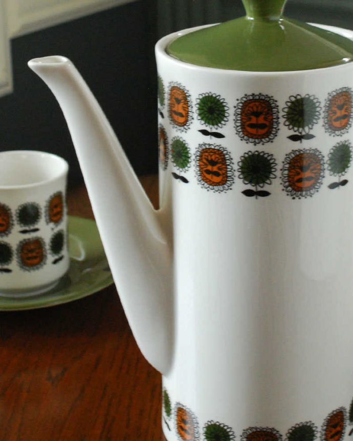 アンティーク 陶磁器の雑貨　アンティーク雑貨　お茶の時間が楽しみになる、アンティークティーポット。お茶の時間に欠かせないティーポット英国のお茶の時間に欠かせない陶磁器のジャグ。(k-2552-z)
