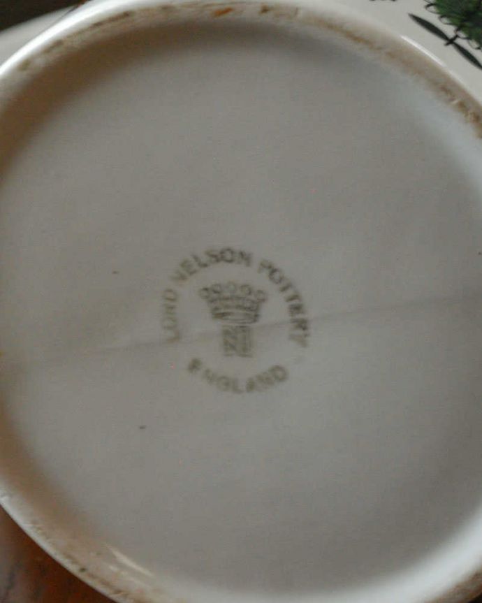 アンティーク 陶磁器の雑貨　アンティーク雑貨　お茶の時間が楽しみになる、アンティークティーポット。裏側には品質の証製造メーカー保証の意味がこもった窯印、ポーセリンマークがあります。(k-2552-z)