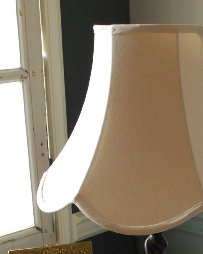スタンドライト　照明・ライティング　ツイストが美しい木製のアンティークテーブルランプ(１灯)（E17シャンデリア球付） 。。(k-2553-z)