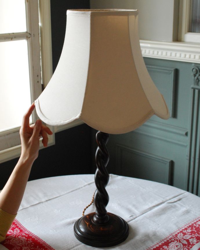 スタンドライト　照明・ライティング　ツイストが美しい木製のアンティークテーブルランプ(１灯)（E17シャンデリア球付） 。。(k-2553-z)