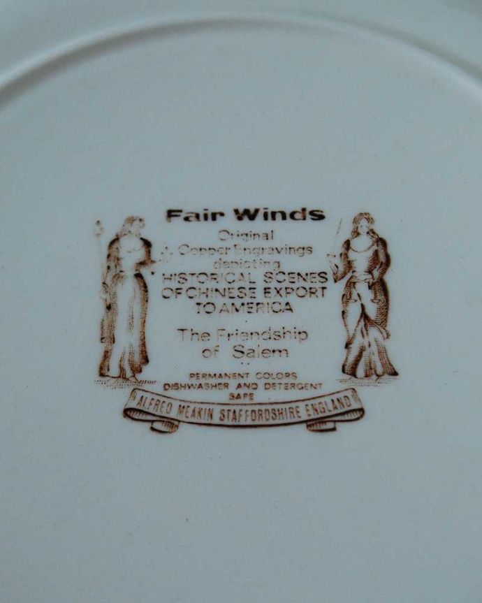 アンティーク 陶磁器の雑貨　アンティーク雑貨　繊細に描かれたデザインの美しいアンティーク食器、イギリスで見つけたディッシュプレート。裏側には品質の証製造メーカー保証の意味がこもった窯印、ポーセリンマークがあります。(k-2554-z)