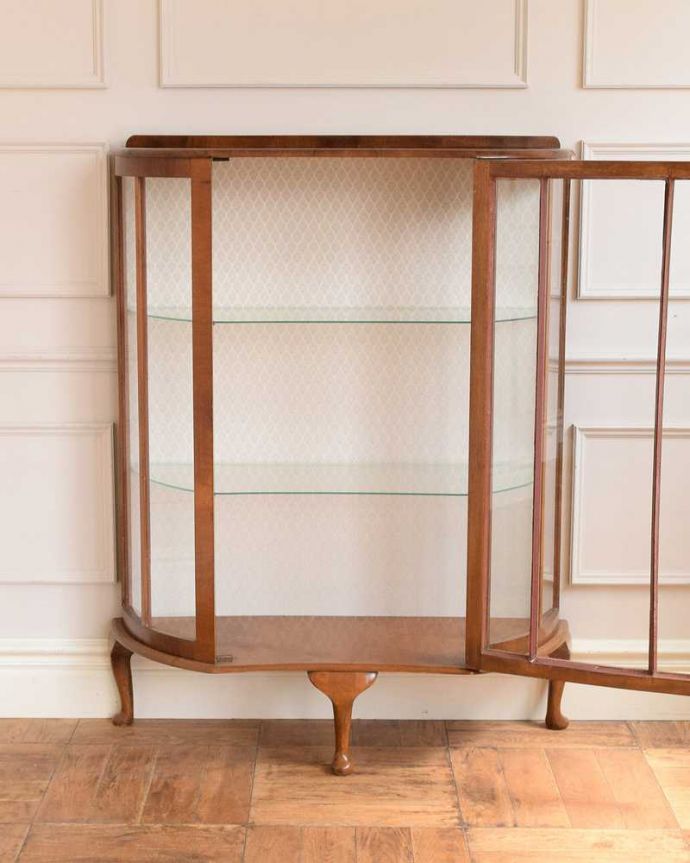 英国で見つけた扉付きのアンティークガラスキャビネット（飾り棚） (k-2555-f)｜アンティーク家具
